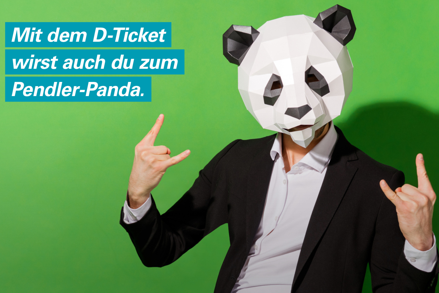Mann mit Pandamaske wirbt für das Deutschlandticket