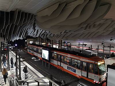 Stadtbahn hält am Hauptbahnhof