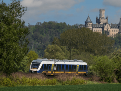 Foto von kleinem Zug aus der Entfernung