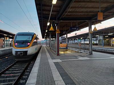 Eurobahn hält am Bahnhof in Herford an