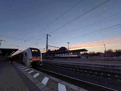 Der RE6 nach Minden hält morgens am Bahnhof in Herford
