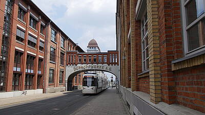 Stadtbahn hält an der Haltestelle Dürkopp