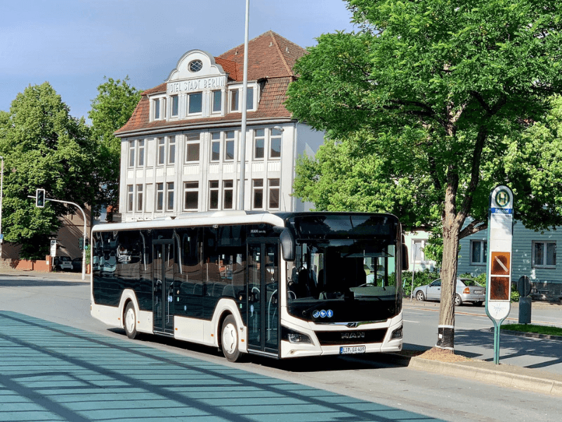 Bus hält an einer Bushaltestelle in Herford