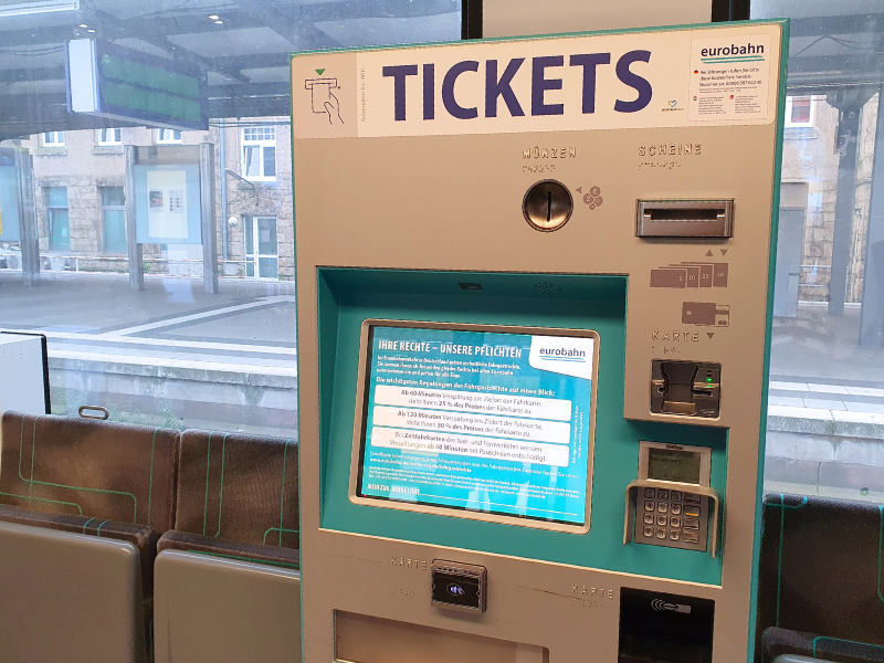 Ticketautomat im Zug